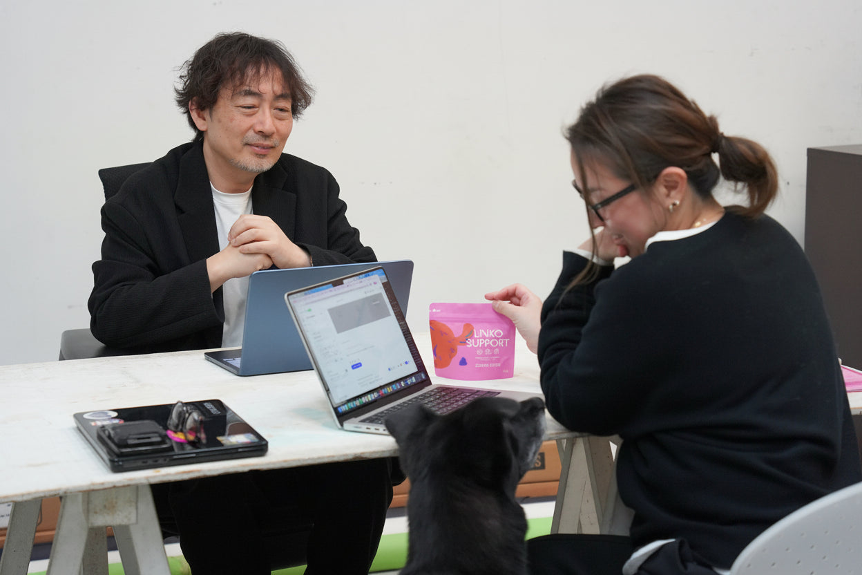 獣医師と犬用サプリメントUNKO SUPPORTについて打ち合わせする様子
